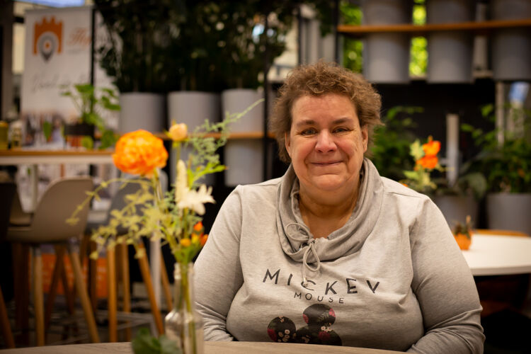 Angela: 'Hij pakt altijd precies de goede spieren. En dan wordt het beter. De pijn is dan beter uit te houden.'